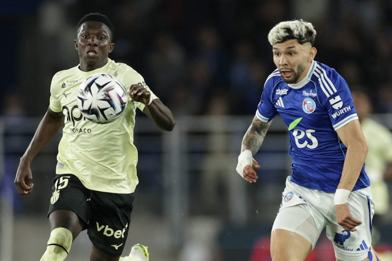 El centrocampista senegalés del Mónaco, Lamine Camara , lucha por el balón con el centrocampista paraguayo del Estrasburgo, Julio Enciso, durante el partido de fútbol de la Ligue 1 francesa entre el RC Estrasburgo Alsacia y el AS Mónaco en el Stade de la Meinau en Estrasburgo.
