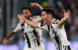 Juventus' Montenegrin midfielder #17 Vasilije Adzic celebrates after scoring his team fourth goal during the Italian Serie A football match between Juventus and Inter Milan at the Allianz stadium in Turin, northern Italy, on September 13, 2025. (Photo by MARCO BERTORELLO / AFP)