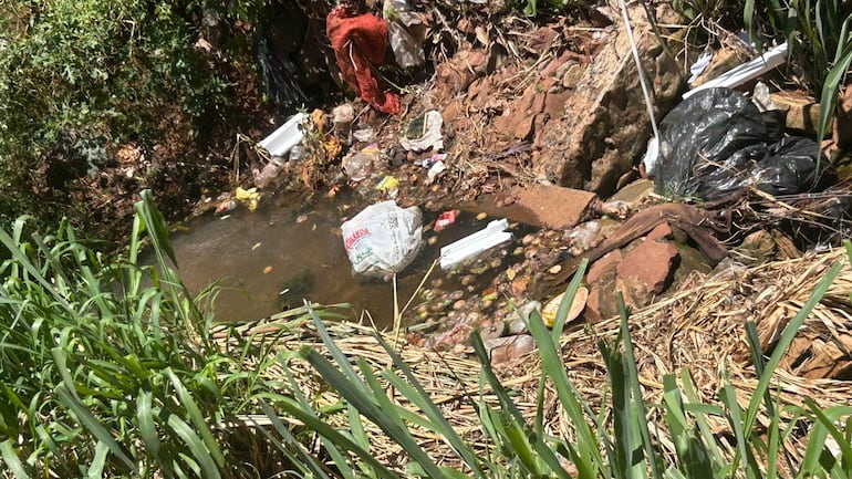 Bolsas de basura y otros desechos acumulan las aguas del cauce hídrico e impiden su avance.