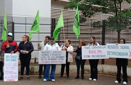 Enfermeros y enfermeras protestan frente a IPS Ingavi.