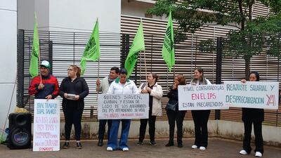 Enfermeros y enfermeras protestan frente a IPS Ingavi.