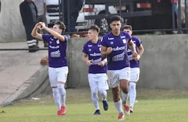 Celebración de Júnior Franco tras anotar el agónico tanto que le dio el triunfo a domicilio a Tacuary sobre Deportivo SantanÍ. (Foto: @IntermediaAPF)