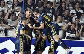 El jugador de Olimpia, a préstamo en Trinidense, Tobías Morínigo recibe las felicitaciones de sus compañeros tras anotar el segundo tanto de la “Cruz Amarilla” que terminó siendo de la victoria.