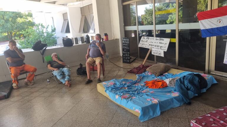 Asunción: Jubilados siguen en huelga de hambre para que Bello pague a la Caja Municipal