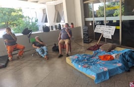 Jubilados Municipales en huelga de hambre en la Municipalidad de Asunción, para exigir al intendente, Luis Bello (ANR-HC), que pague a la Caja Municipal.