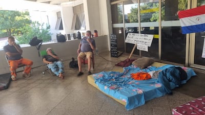 Jubilados Municipales en huelga de hambre en la Municipalidad de Asunción, para exigir al intendente, Luis Bello (ANR-HC), que pague a la Caja Municipal.