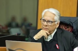 Senador Ignacio Iramain (Independiente) participando de la sesión de la Cámara de Senadores.