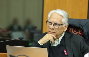 Senador Ignacio Iramain (Independiente) participando de la sesión de la Cámara de Senadores.