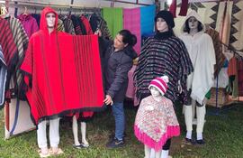 Este es uno de los puestos que está instalado en la plaza San Miguel Arcángel, donde se pueden apreciar hermosos abrigos para damas, caballeros y niños.