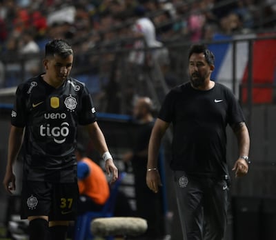 El entrenador de Olimpia, Pablo "Vitamina" Sánchez dando indicaciones a Bernardo Romeo Benítez en el duelo ante Nacional, por la segunda fecha del torneo Clausura 2026.