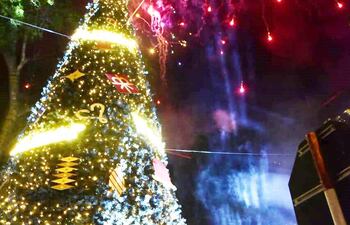 El encendido de luces y la fiesta de fuegos artificiales, se realizó esta noche en Barrio Mariscal.