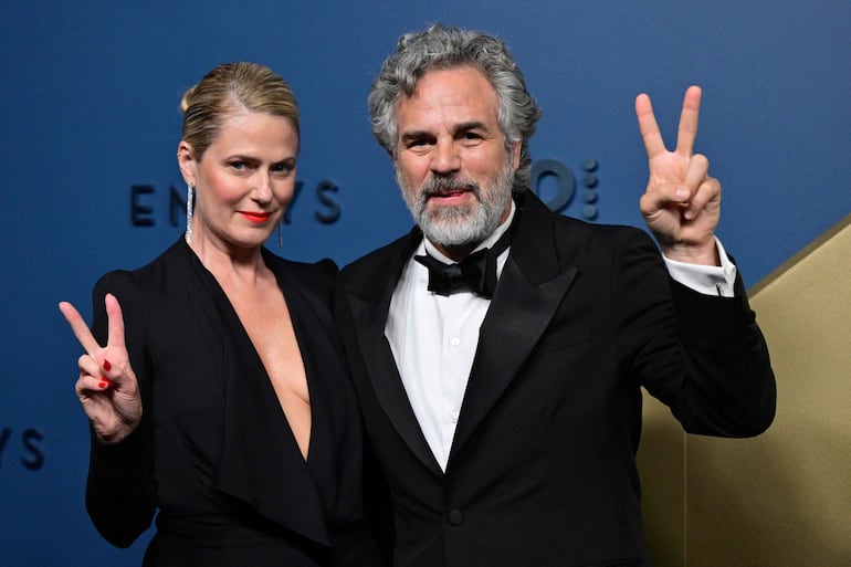El actor estadounidense Mark Ruffalo y su esposa Sunrise Coigney llegando a los Emmy 2026. (Frederic J. Brown / AFP)