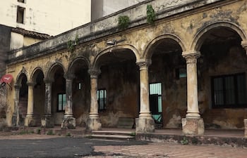 Abandono total de un patrimonio en el centro de Asunción.