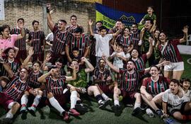 Celebración de los integrantes del plantel de Flumi tras la obtención del título en el Centro Educativo María Serrana.