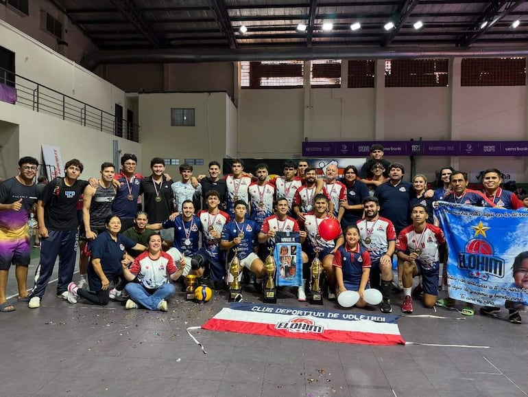Los campeones absolutos del masculino A2 de la temporada 2025 del  Deportivo de Vóleibol Elohim, con el cuerpo técnico y fans.