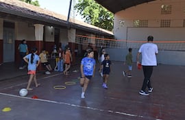 Estudiantes realizan actividades deportivas de Escuelas Abiertas, en la Escuela Básica N° 17 República del Perú.