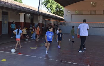 Estudiantes realizan actividades deportivas de Escuelas Abiertas, en la Escuela Básica N° 17 República del Perú.