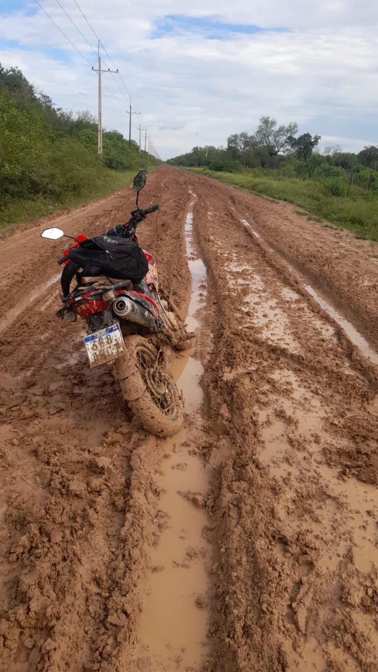 Algunos conductores no respetan las clausuras y deteriora aún más los precarios caminos.