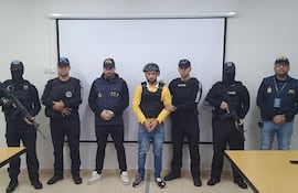 Alcides Medina Brítez, alias Kuré, custodiado por agentes de la Policía Federal Argentina (PFA) y la Policía Nacional (PN) de Paraguay.