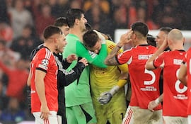 El portero belga del Real Madrid, Thibaut Courtois, abraza al portero ucraniano del Benfica, Anatoliy Trubin, al finalizar el partido de la fase de liga de la UEFA Champions League entre el SL Benfica y el Real Madrid CF en el Estadio da Luz de Lisboa.