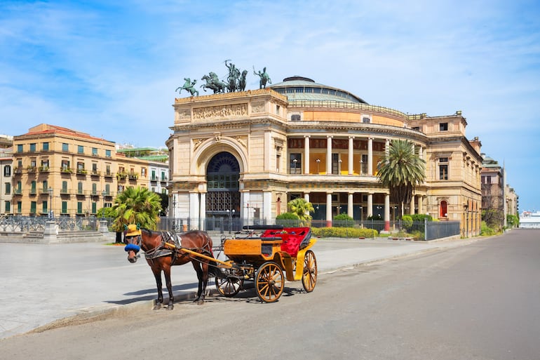 Teatro Politeama Garibaldi, Plaza Ruggero Settimo en Palermo, Sicilia, Italia.