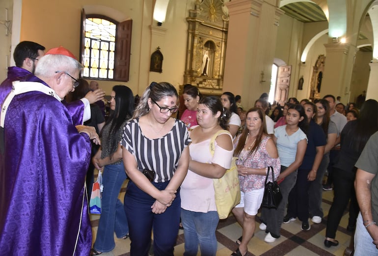 Una importante cantidad de fieles acudió este miércoles a la Catedral Metropolitana de Asunción para participar del rito de la imposición de la ceniza.