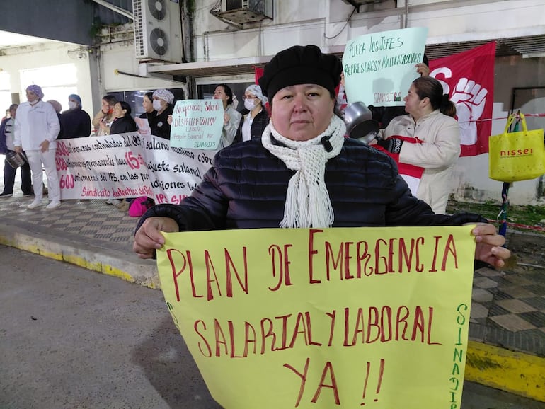 Enfermeros del IPS protestan esta mañana para exigir un plan de emergencia salarial y laboral.