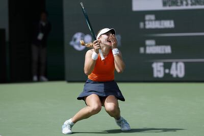 La rusa Mirra Aleksándrovna Andréyeva (29/42007) se desploma en la pista con llanto de alegría al consagrarse campeona del Indian Wells este domingo.