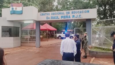 Intervención de agentes policiales tras una amenaza de bomba en el Centro Regional de Educación de Pedro Juan Caballero.