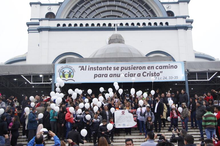 Al final de la misa, se lanzaron globos blancos en conmemoración al día internacional de la prevención del consumo de drogas. Dando el apoyo y bendición a las madres que luchan de forma constante para sacar a sus hijos de los vicios.