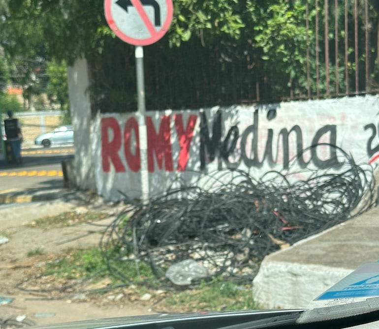 Cables abandonados bloquean veredas en Asunción