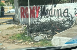 Cables sueltos, bloquean parte de la avenida Artigas y Perú.