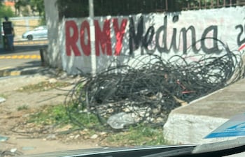 Cables sueltos, bloquean parte de la avenida Artigas y Perú.