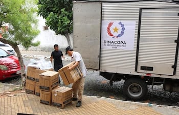 Entrega de kits escolares por parte de Dinacopa.