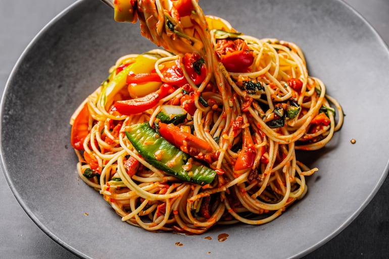 Espagueti con verduras salteadas.