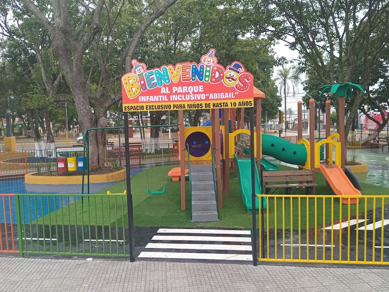 En un sector de la plaza se inauguró el parque infantil inclusivo 'Abigail' como homenaje a la niña fallecida tras un tornado en Guaicá.
