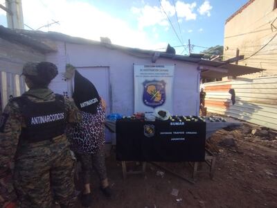 Una de las sospechosas fue sorprendida con abundante evidencia en su poder.