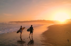 Concepto de hacer amigos durante un viaje.