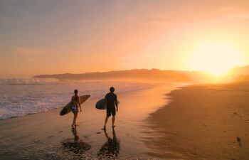 Concepto de hacer amigos durante un viaje.