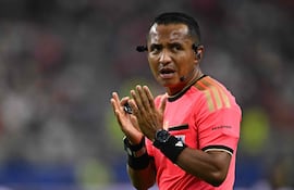 El salvadoreño Iván Barton (35 años) fue el primer árbitro en aplicar la nueva regla IFAB conocida como "Ley Prestianni" al expulsar al paraguayo Miguel Almirón contra Turquía por taparse la boca mientras discutía con un rival.