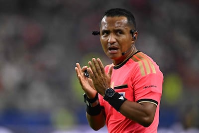 El salvadoreño Iván Barton (35 años) fue el primer árbitro en aplicar la nueva regla IFAB conocida como "Ley Prestianni" al expulsar al paraguayo Miguel Almirón contra Turquía por taparse la boca mientras discutía con un rival.
