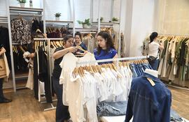 Tiendas de vestir, calzados y otros registraron buenas ventas, según el ECF