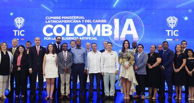 El presidente de Colombia, Gustavo Petro, junto a otros asistentes a la 'Cumbre Ministerial Latinoamericana y del Caribe por la Inteligencia Artificial: ColombIA' el jueves, en Cartagena.
