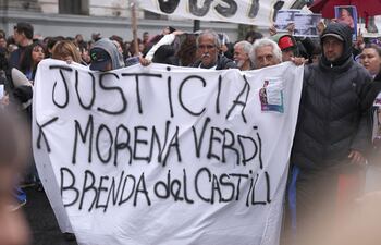 Personas participan en una manifestación por el feminicidio de Brenda Loreley Del Castillo, Morena Verdi y Lara Morena Gutiérrez, en Buenos Aires (Argentina).