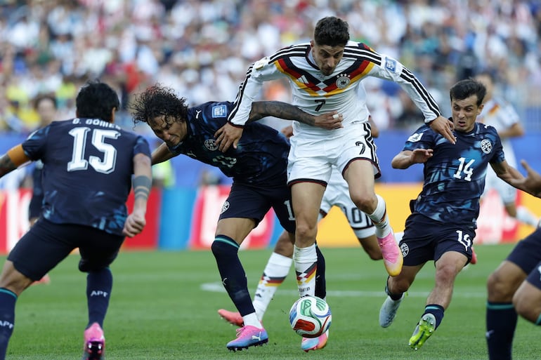 José Canale de Paraguay (izq.) en acción contra Kai Havertz de Alemania (der.) durante el partido de dieciseisavos de final de la Copa Mundial de la FIFA 2026 entre Alemania y Paraguay, en Boston, Massachusetts.