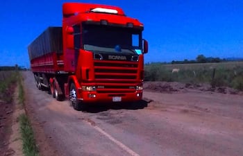 Camiones de gran porte que circulan por el tramo de Yarigua’a serían los responsables de la destrucción de la capa asfáltica.