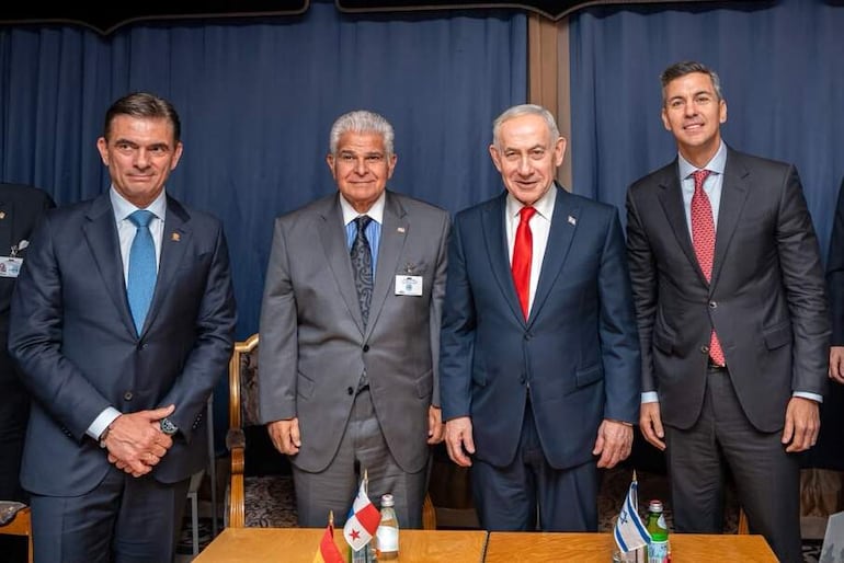 De izquierda a derecha, al presidente de Bolivia, Rodrigo Paz; al presidente de Panamá, José Raúl Mulino; al primer ministro de Israel, Benjamin Netanyahu, y al presidente de Paraguay, Santiago Peña, durante una reunión este jueves en Nueva York (Estados Unidos). 