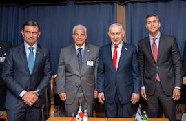 Fotografía cedida por la Presidencia de Paraguay que muestra, de izquierda a derecha, al presidente de Bolivia, Rodrigo Paz; al presidente de Panamá, José Raúl Mulino; al primer ministro de Israel, Benjamin Netanyahu, y al presidente de Paraguay, Santiago Peña, durante una reunión este jueves último en Nueva York (Estados Unidos). EFE/ Presidencia de Paraguay /SOLO USO EDITORIAL NO VENTAS /SOLO DISPONIBLE PARA ILUSTRAR LA NOTICIA QUE ACOMPAÑA (CRÉDITO OBLIGATORIO)