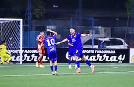 El delantero Sergio Daniel Dietze Altenhofen (27 años) celebra uno de los tres tantos que marcó en el triunfo de Independiente de Campo Grande sobre Fernando de la Mora. (Foto: @IntermediaAPF)