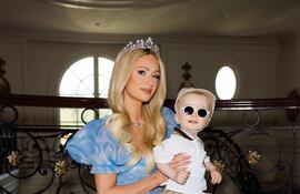 Paris Hilton posando con el cumpleañero Phoenix.